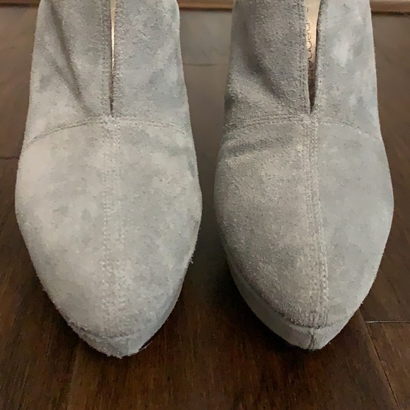Jessica Bennett light gray suede platform mules. - Picture 13 of 17